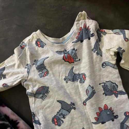 Dragon T-shirt , zu finden beim Stand 226 am Standort Flohkids Berlin Ost