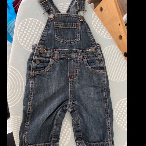 Old Navy Latzhose  Größe: 3-6 Mon, zu finden beim Stand 69 am Standort Flohkids Berlin Ost