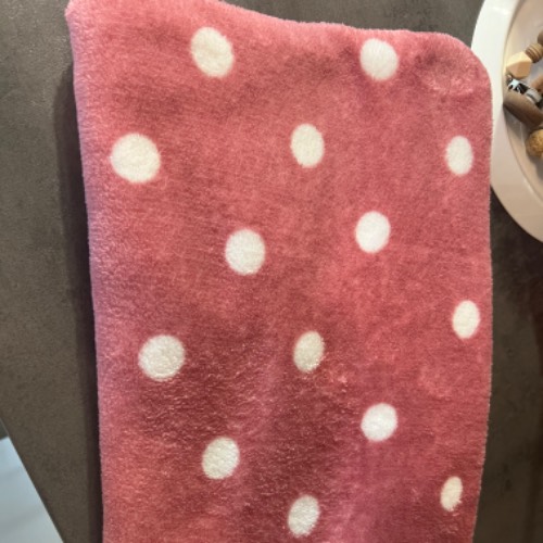 Kuscheldecke Punkte , zu finden beim Stand 208 am Standort Flohkids Berlin Ost