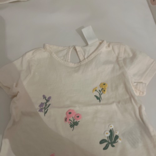 H&M T-Shirt Blumen  Größe: 68, zu finden beim Stand 208 am Standort Flohkids Berlin Ost