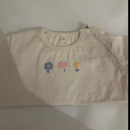 T-Shirt Beige/blume  Größe: 68, zu finden beim Stand 208 am Standort Flohkids Berlin Ost