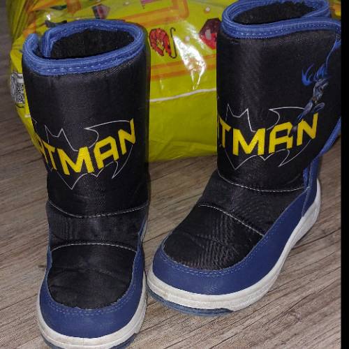 Schwarz blaue batman stiefel, zu finden beim Stand 121 am Standort Flohkids Berlin Ost