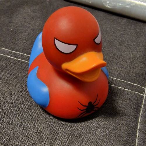 Spiderman Badeente, zu finden beim Stand 19 am Standort Flohkids Berlin Ost