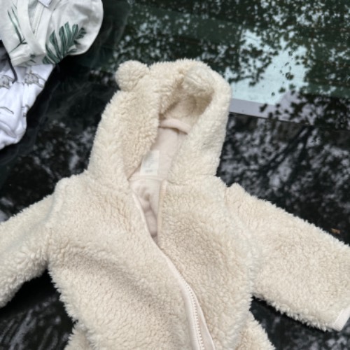 Teddyjacke weiß Größe: 56, zu finden beim Stand 107 am Standort Flohkids Berlin Ost