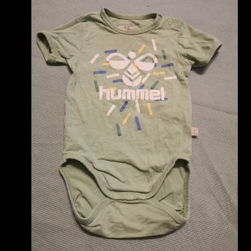 Hummel Body kurz  Größe: 86 Mint, zu finden beim Stand 206 am Standort Flohkids Berlin Ost