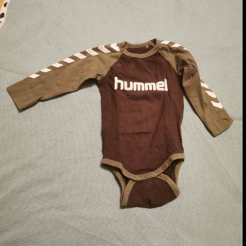 Hummel Body lang  Größe: 68 Oliv, zu finden beim Stand 206 am Standort Flohkids Berlin Ost