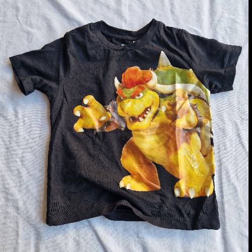 H&M T-shirt Bowser  Größe: 98/104, zu finden beim Stand 102 am Standort Flohkids Berlin Ost