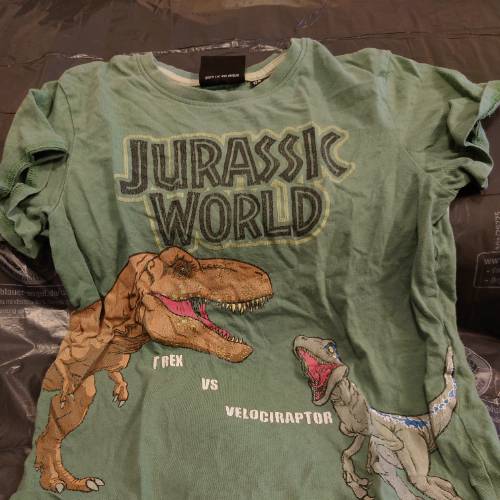 T-Shirt Jurassic World  Größe: 128, zu finden beim Stand 110 am Standort Flohkids Berlin Ost