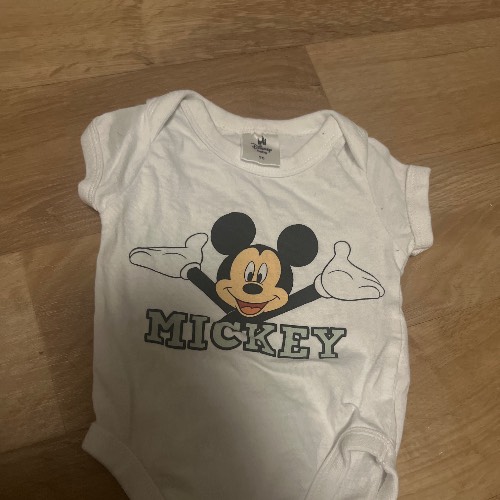 mickey body  Größe: 56 , zu finden beim Stand 86 am Standort Flohkids Berlin Ost