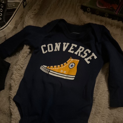 converse body  Größe: 0-3 M, zu finden beim Stand 86 am Standort Flohkids Berlin Ost