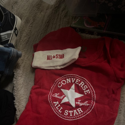 converse body  Größe: 0-6 M, zu finden beim Stand 86 am Standort Flohkids Berlin Ost