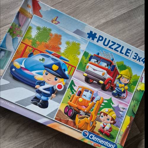 Puzzle  Größe: 3 x48 clementoni, zu finden beim Stand 16 am Standort Flohkids Berlin Ost