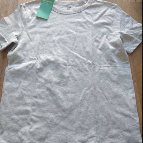 T-Shirt grau H&M Neu , zu finden beim Stand 225 am Standort Flohkids Berlin Ost