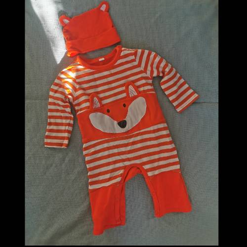 Jumpsuit mit Mütze  Größe: 70 cm Fuchs, zu finden beim Stand 206 am Standort Flohkids Berlin Ost