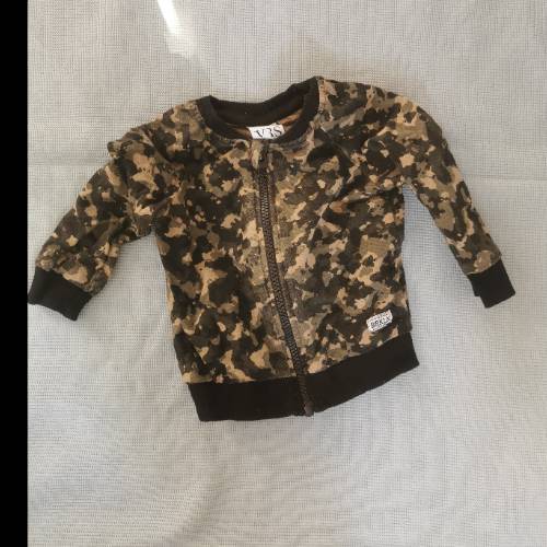 VRS Strickjacke  Größe: 68 Camouflage, zu finden beim Stand 206 am Standort Flohkids Berlin Ost