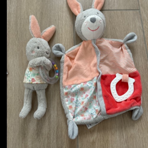 Hasenrassel & Kuscheltuch Set , zu finden beim Stand 201 am Standort Flohkids Berlin Ost