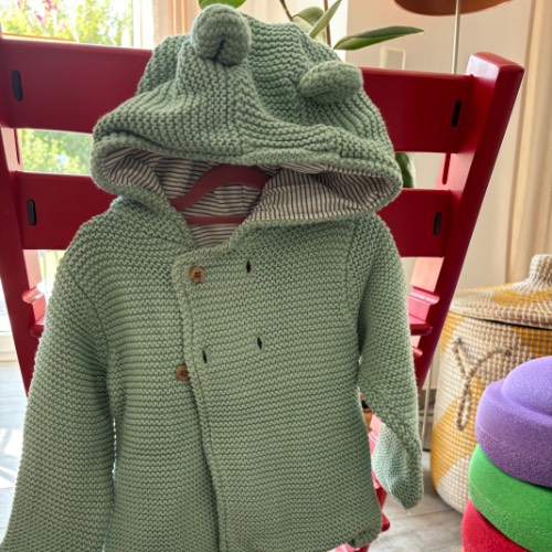 Strickjacke  Größe: 9-12 Monate, zu finden beim Stand 57 am Standort Flohkids Berlin Ost