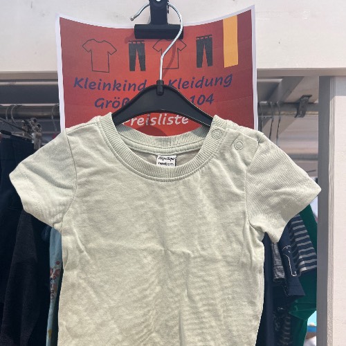 grünes shirt  Größe: 56, zu finden beim Stand 86 am Standort Flohkids Berlin Ost