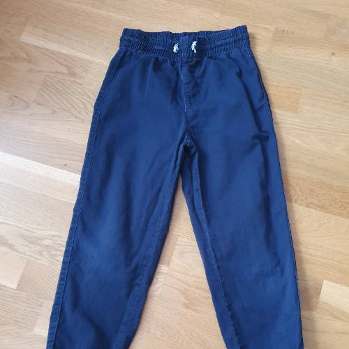 H&M Denimjogger darkblue  Größe: 128, zu finden beim Stand 209 am Standort Flohkids Berlin Ost