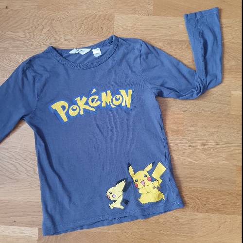 Pokemon Langarmshirt  Größe: 122/128, zu finden beim Stand 209 am Standort Flohkids Berlin Ost