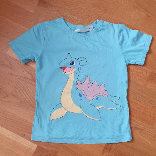 Pokemon Shirt Labras  Größe: 122/128, zu finden beim Stand 209 am Standort Flohkids Berlin Ost