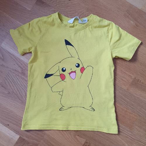 Pokemon Shirt Pikatchu  Größe: 122/128, zu finden beim Stand 209 am Standort Flohkids Berlin Ost