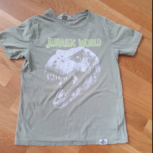 Jurassic World Shirt  Größe: 134/140, zu finden beim Stand 209 am Standort Flohkids Berlin Ost