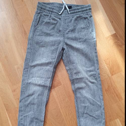 H&M Denimjogger grey  Größe: 122, zu finden beim Stand 209 am Standort Flohkids Berlin Ost