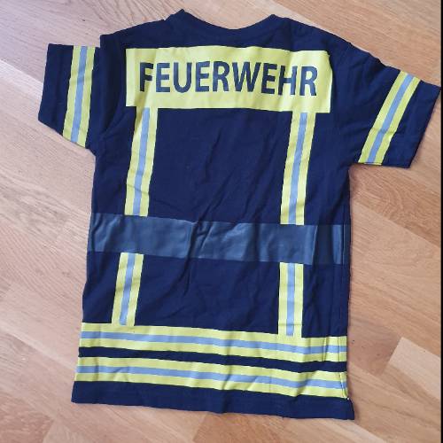 Feuerwehr Kostüm Shirt  Größe: 104, zu finden beim Stand 209 am Standort Flohkids Berlin Ost