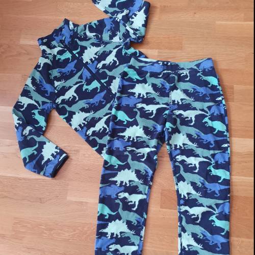 H&M Fleece Set Dino  Größe: 122/128, zu finden beim Stand 209 am Standort Flohkids Berlin Ost