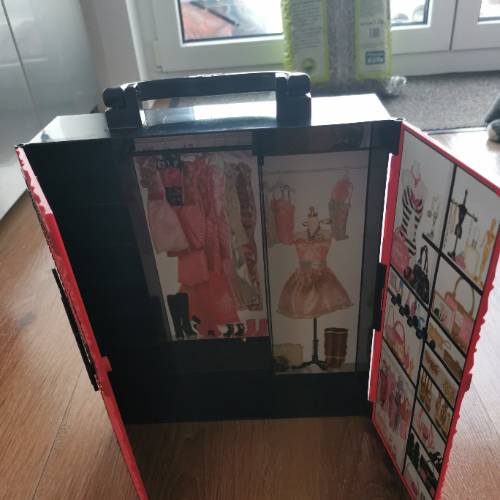 Kleiderschrank Barbie, zu finden beim Stand 170 am Standort Flohkids Berlin Ost