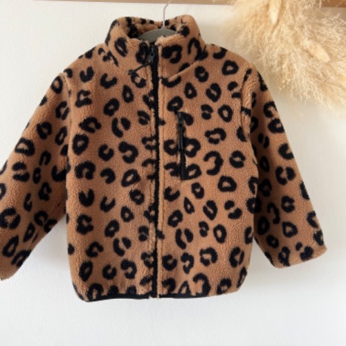 NEU H&M Teddy Jacke Leo  Größe: 104, zu finden beim Stand 71 am Standort Flohkids Berlin Ost