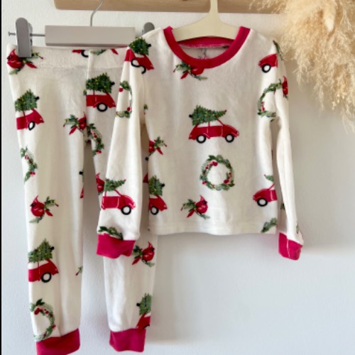 NEU Pijama Samt Festive  Größe: 92 98, zu finden beim Stand 71 am Standort Flohkids Berlin Ost