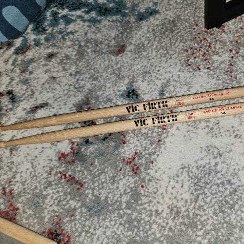 2 Vic Fürth Drumsticks, zu finden beim Stand 204 am Standort Flohkids Berlin Ost