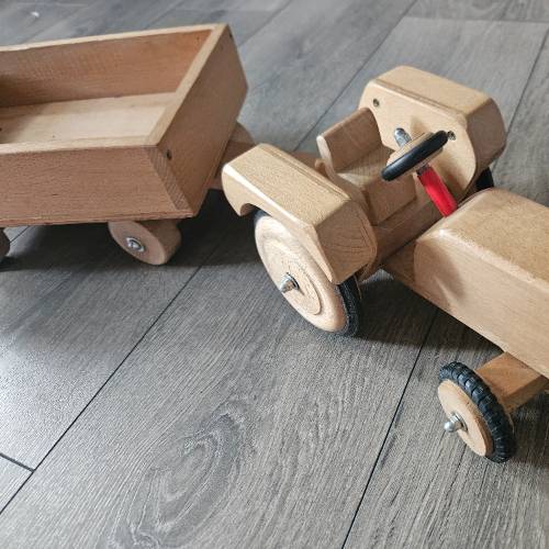 Unikat Holztraktor .handmade., zu finden beim Stand 94 am Standort Flohkids Berlin Ost