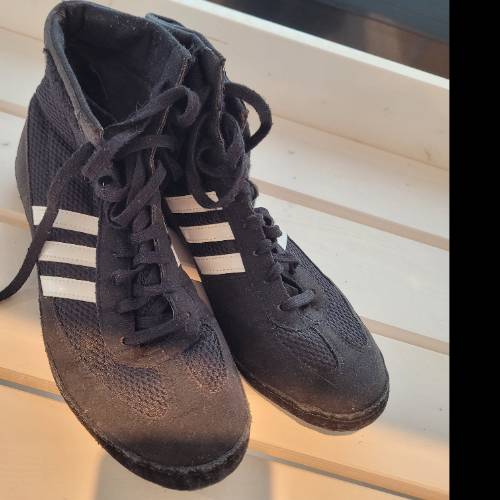 Adidas Schuhe Boxen Ringerschu, zu finden beim Stand 4 am Standort Flohkids Berlin Ost