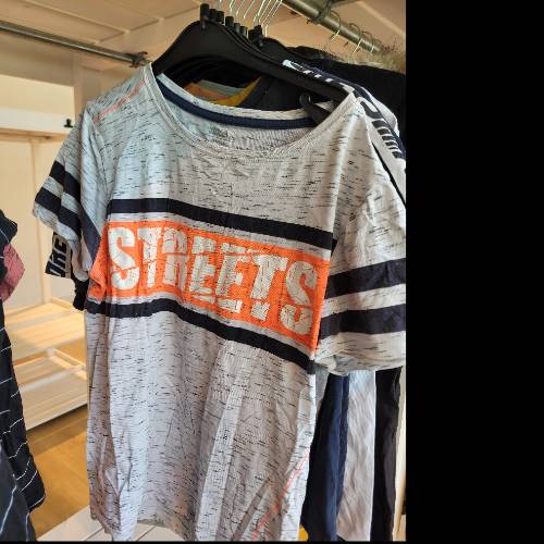 Shirt grau Streets, zu finden beim Stand 238 am Standort Flohkids Berlin Ost