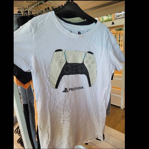 T-shirt Playstation controller, zu finden beim Stand 238 am Standort Flohkids Berlin Ost