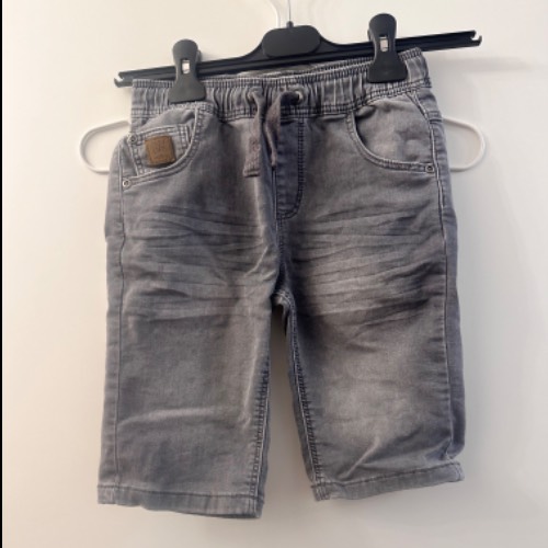 Shorts grau, zu finden beim Stand 9 am Standort Flohkids Berlin Ost