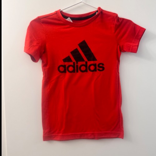 T-Shirt Adidas rot, zu finden beim Stand 9 am Standort Flohkids Berlin Ost