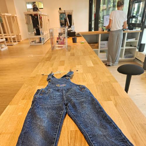 Jeans Latzhose  Größe: 116 Jungen, zu finden beim Stand 71 am Standort Flohkids Berlin Ost