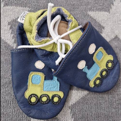 Hobea Krabbelschuhe Eisenbahn, zu finden beim Stand 227 am Standort Flohkids Berlin Ost