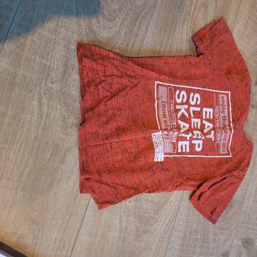 T shirt skater rot, zu finden beim Stand 237 am Standort Flohkids Berlin Ost