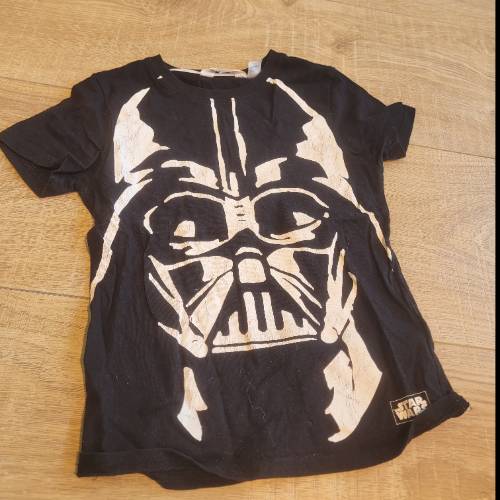 Schwarz Star wars T-shirt , zu finden beim Stand 237 am Standort Flohkids Berlin Ost