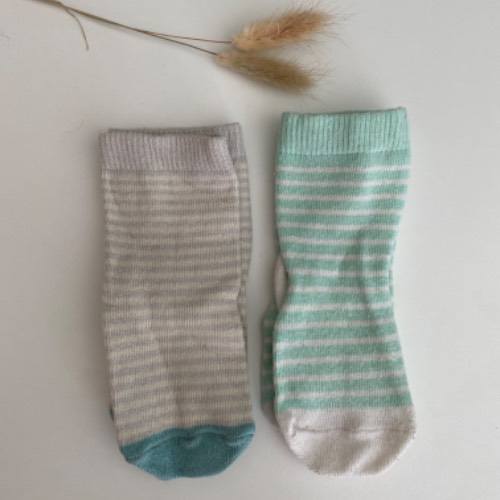 2 Paar Socken  Größe: 6-12 Monate, zu finden beim Stand 214 am Standort Flohkids Berlin Ost