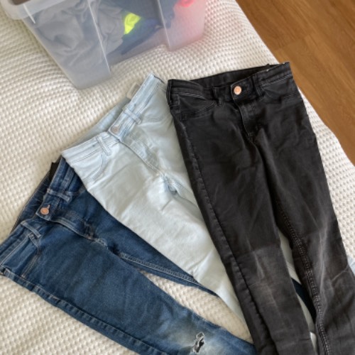 Jeans H&M skinny  Größe: 134 blau, zu finden beim Stand 54 am Standort Flohkids Berlin Ost