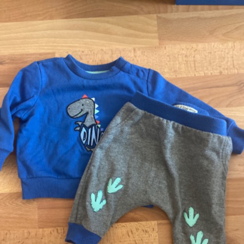 Set Pulli Dino blau  Größe: 6268, zu finden beim Stand 223 am Standort Flohkids Berlin Ost