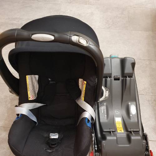 Britax Babyschale/Isofix, zu finden beim Stand 199 am Standort Flohkids Berlin Ost