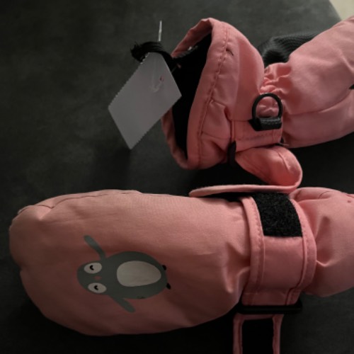 Pink Gloves , zu finden beim Stand 226 am Standort Flohkids Berlin Ost