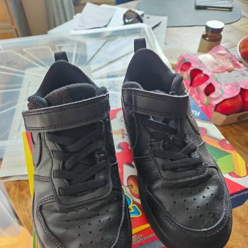 Nike Sneaker schwarz  Größe: 31, zu finden beim Stand 204 am Standort Flohkids Berlin Ost